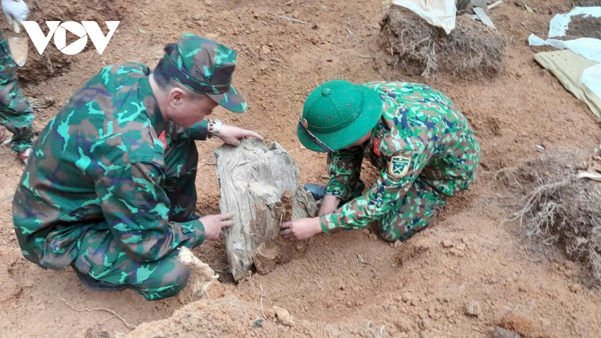 phát hiện nhiều vật liệu nổ khi quy tập hài cốt liệt sĩ tại quảng trị hình ảnh 2 phat hien nhieu vat lieu no khi quy tap hai cot liet si tai quang tri hinh anh 2