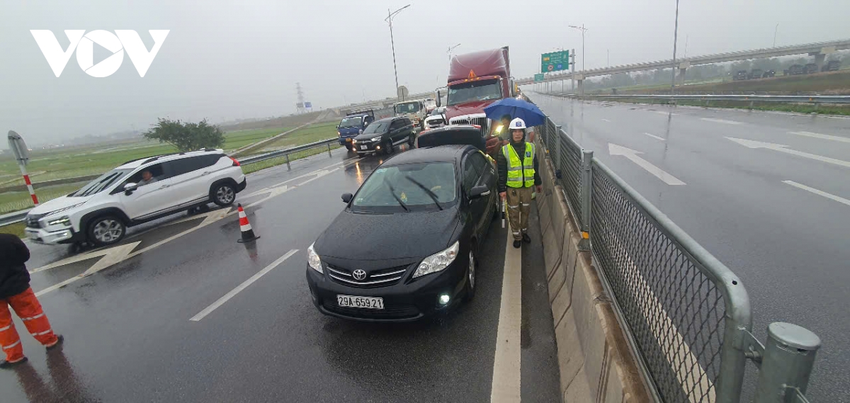 va chạm trên cao tốc bắc - nam đoạn qua nghi sơn thanh hóa gây ùn ứ kéo dài hình ảnh 1 va cham tren cao toc bac - nam doan qua nghi son thanh hoa gay un u keo dai hinh anh 1