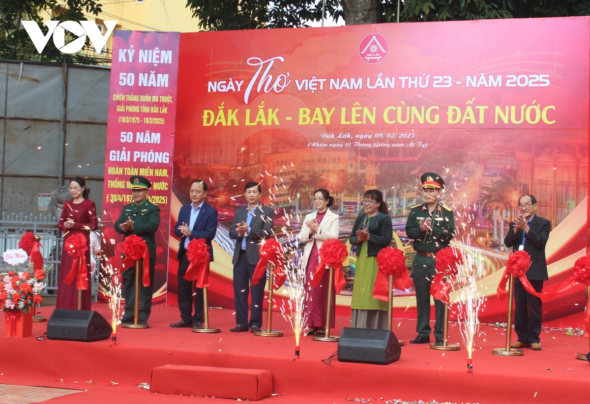 khai mạc ngày thơ việt nam lần thứ 23 Đắk lắk - bay lên cùng đất nước hình ảnh 1 khai mac ngay tho viet nam lan thu 23 Dak lak - bay len cung dat nuoc hinh anh 1