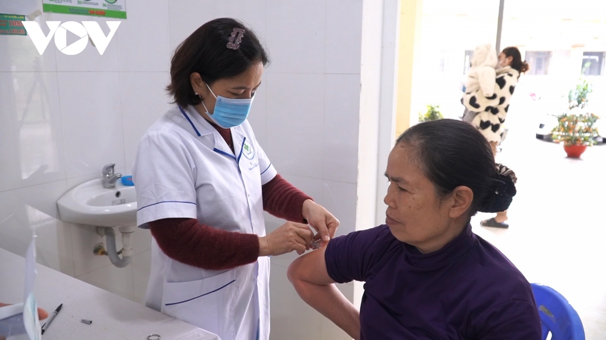 nguoi dan Dien bien, yen bai chu dong di tiem vaccine phong cum hinh anh 4