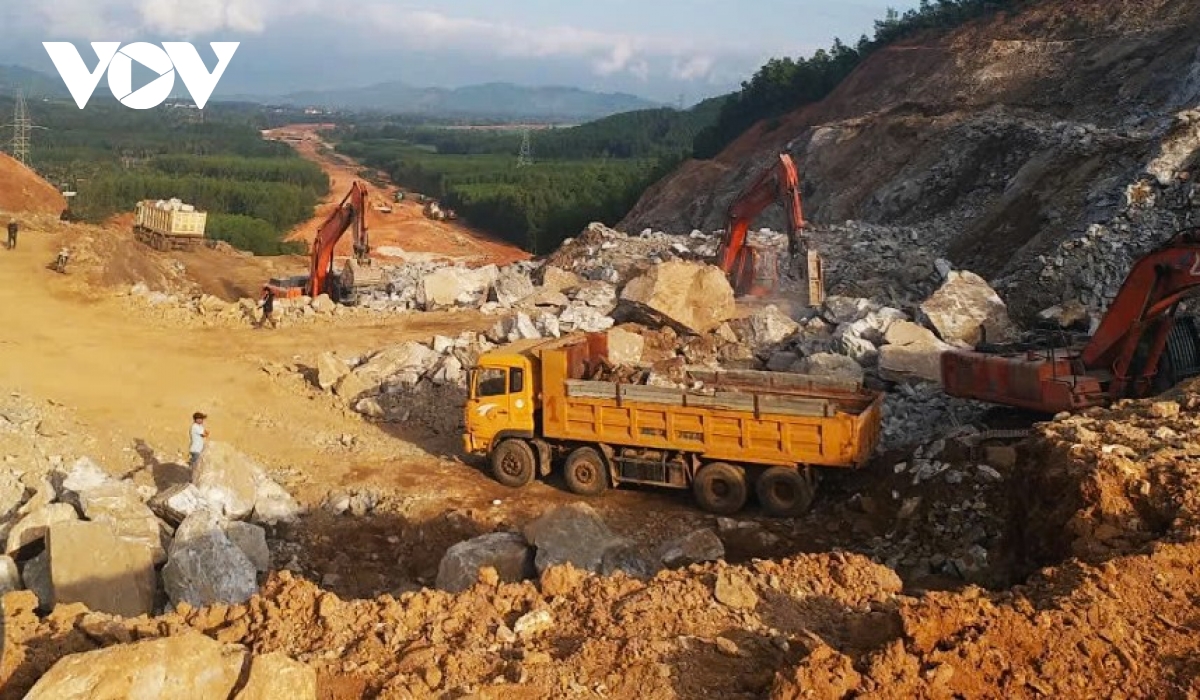 nha thau thi cong xuyen tet bu tien do tren cao toc hoai nhon - quy nhon hinh anh 1