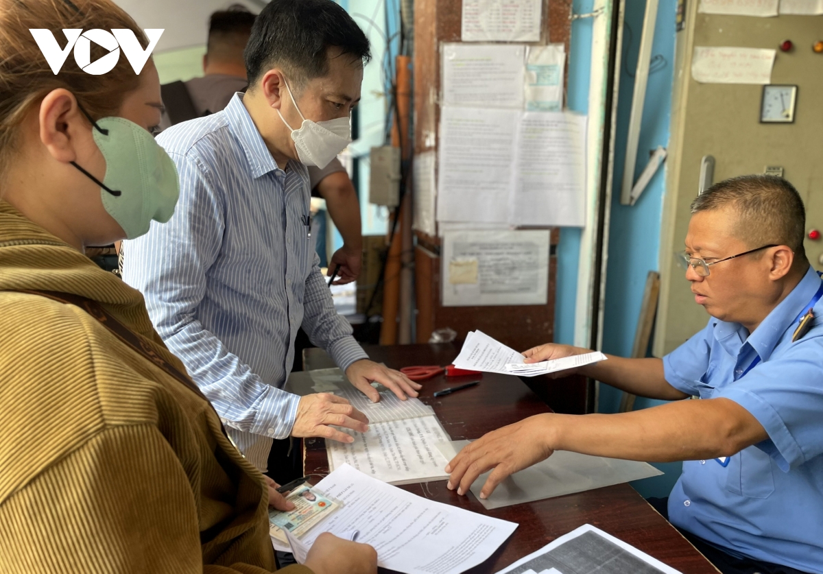 người dân ùn ùn đi đổi giấy phép lái xe, ngành chức năng khuyến cáo gì hình ảnh 5 nguoi dan un un di doi giay phep lai xe, nganh chuc nang khuyen cao gi hinh anh 5