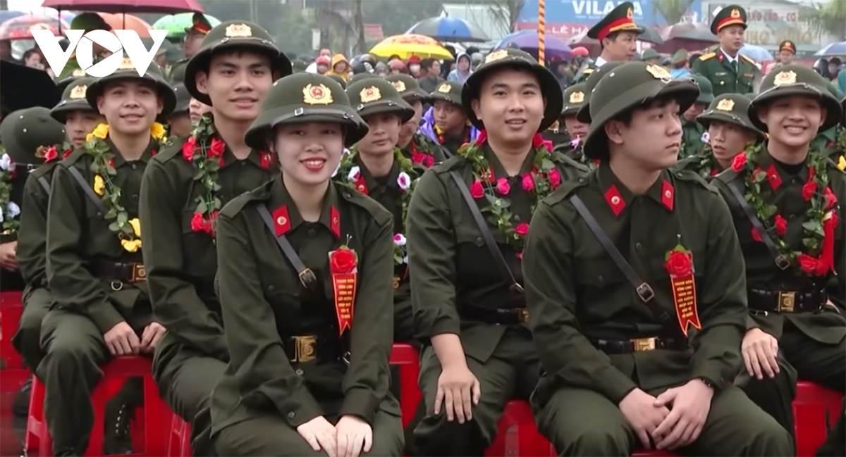 hàng nghìn thanh niên quảng bình, huế, quảng trị hăng hái lên đường nhập ngũ hình ảnh 12 hang nghin thanh nien quang binh, hue, quang tri hang hai len duong nhap ngu hinh anh 12