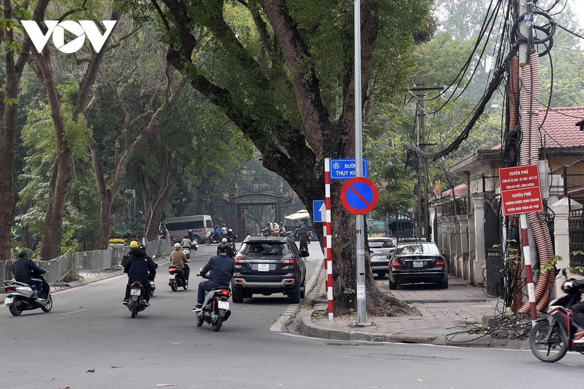 O to do tran lan lan chiem via he, long duong o ha noi hinh anh 4