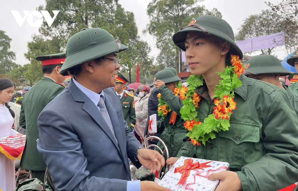 hàng nghìn thanh niên quảng bình, huế, quảng trị hăng hái lên đường nhập ngũ hình ảnh 10 hang nghin thanh nien quang binh, hue, quang tri hang hai len duong nhap ngu hinh anh 10