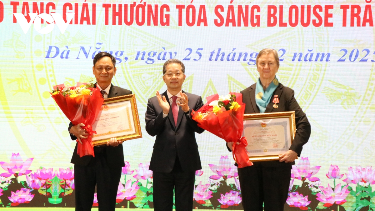 Đà nẵng vinh danh 20 tấm gương tỏa sáng blouse trắng năm 2024 hình ảnh 3 Da nang vinh danh 20 tam guong toa sang blouse trang nam 2024 hinh anh 3