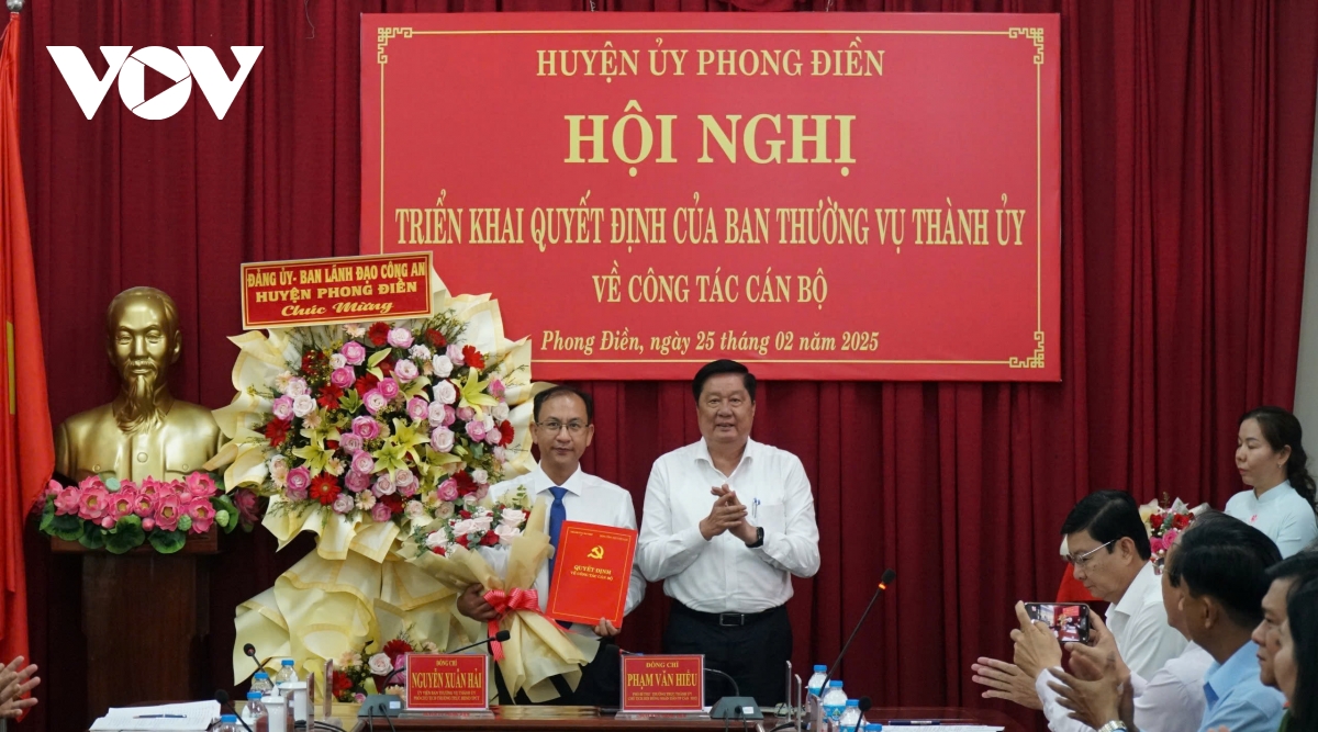cần thơ trao quyết định về công tác cán bộ hình ảnh 2 can tho trao quyet dinh ve cong tac can bo hinh anh 2