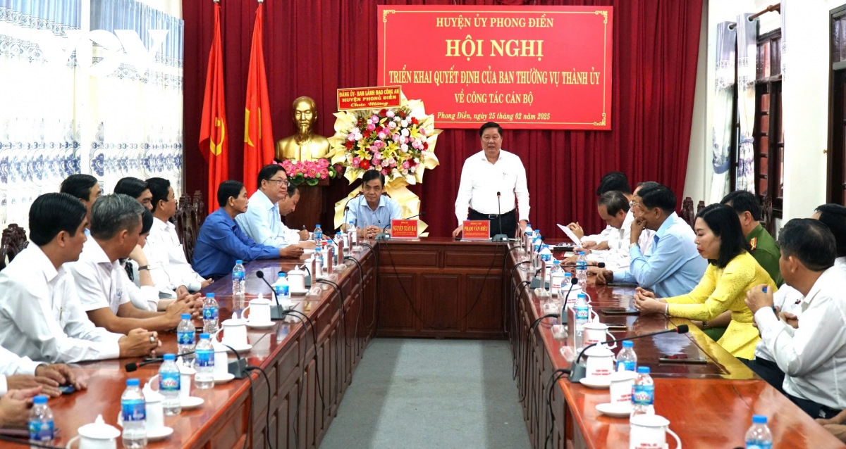 cần thơ trao quyết định về công tác cán bộ hình ảnh 1 can tho trao quyet dinh ve cong tac can bo hinh anh 1