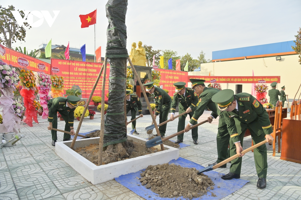 khanh thanh tuong dai bac ho voi chien si bien phong tai kien giang hinh anh 2