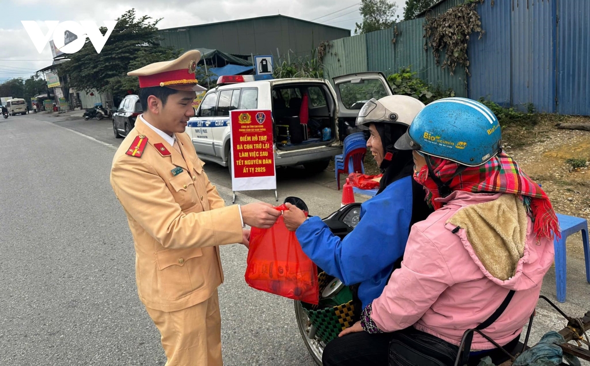 csgt cao bằng hỗ trợ đồ ăn, nước uống cho người dân trở lại nơi làm việc sau tết hình ảnh 1 csgt cao bang ho tro do an, nuoc uong cho nguoi dan tro lai noi lam viec sau tet hinh anh 1