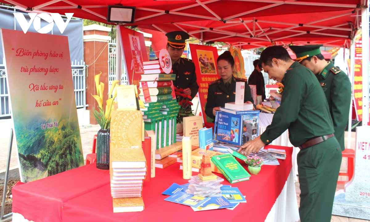 khai mạc ngày thơ việt nam lần thứ 23 Đắk lắk - bay lên cùng đất nước hình ảnh 2 khai mac ngay tho viet nam lan thu 23 Dak lak - bay len cung dat nuoc hinh anh 2