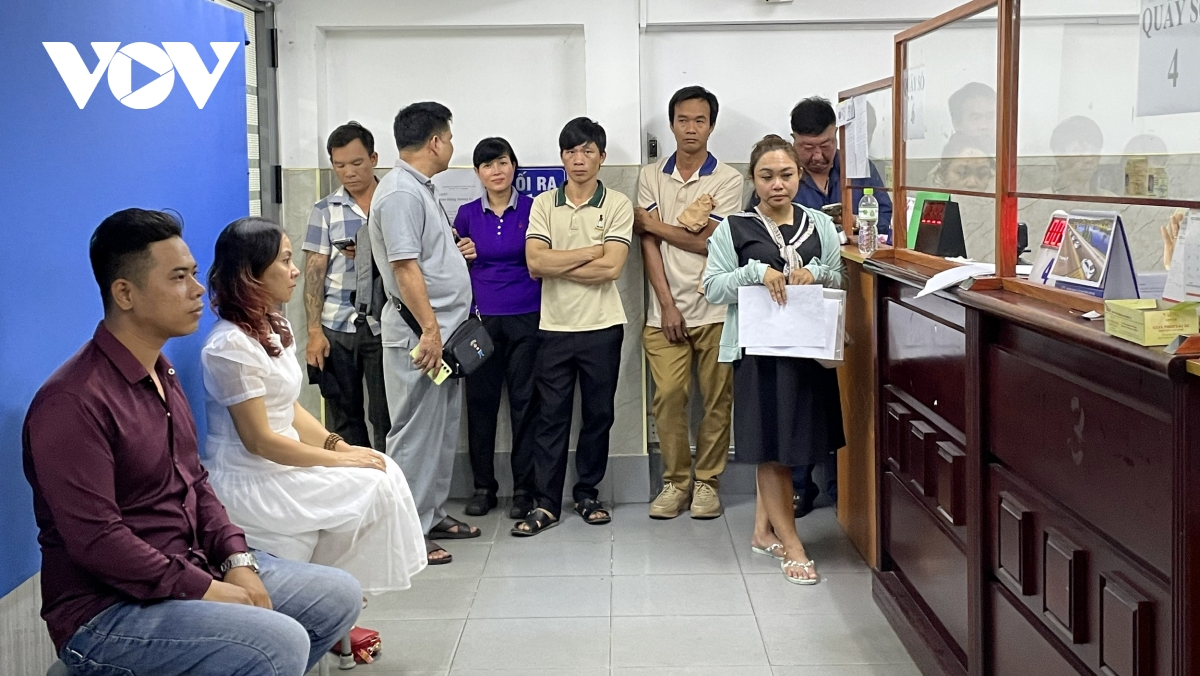 người dân ùn ùn đi đổi giấy phép lái xe, ngành chức năng khuyến cáo gì hình ảnh 2 nguoi dan un un di doi giay phep lai xe, nganh chuc nang khuyen cao gi hinh anh 2