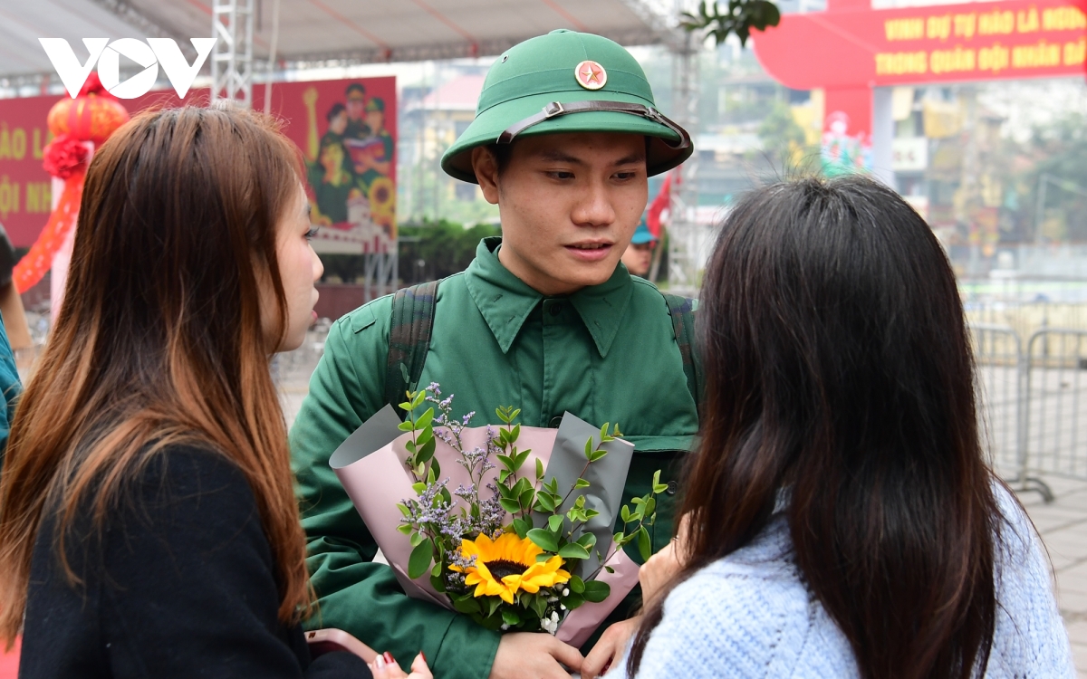 nu cuoi, nuoc mat bin rin tien thanh nien ha noi len duong nhap ngu hinh anh 11