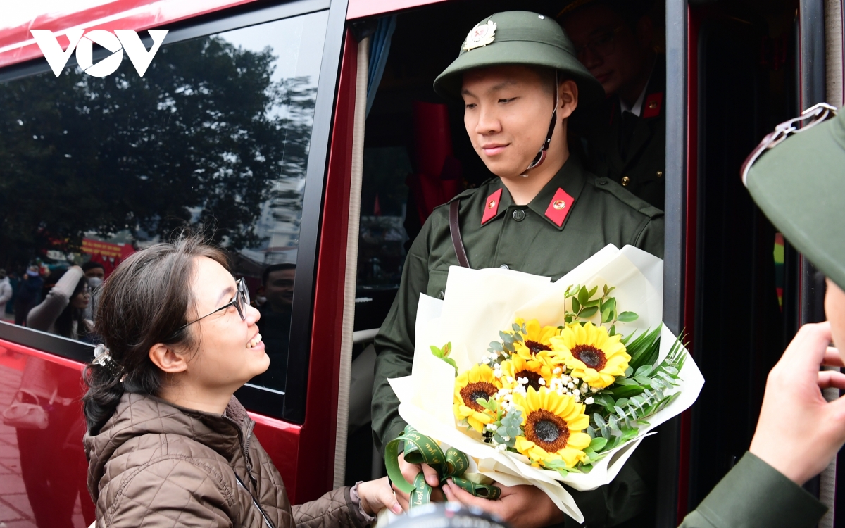 nu cuoi, nuoc mat bin rin tien thanh nien ha noi len duong nhap ngu hinh anh 9