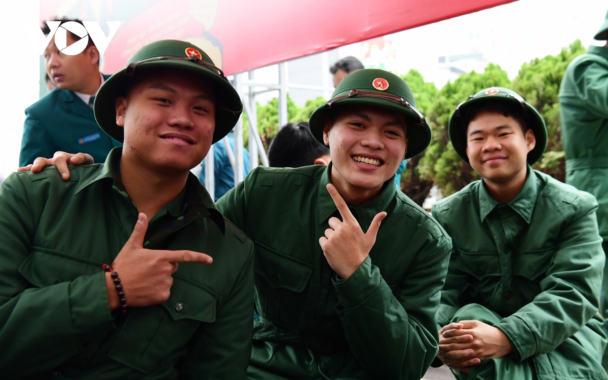 nu cuoi, nuoc mat bin rin tien thanh nien ha noi len duong nhap ngu hinh anh 2