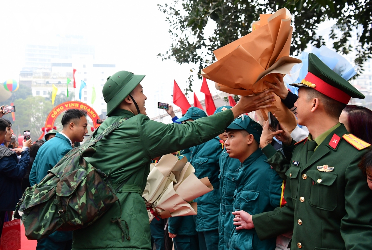 nu cuoi, nuoc mat bin rin tien thanh nien ha noi len duong nhap ngu hinh anh 3