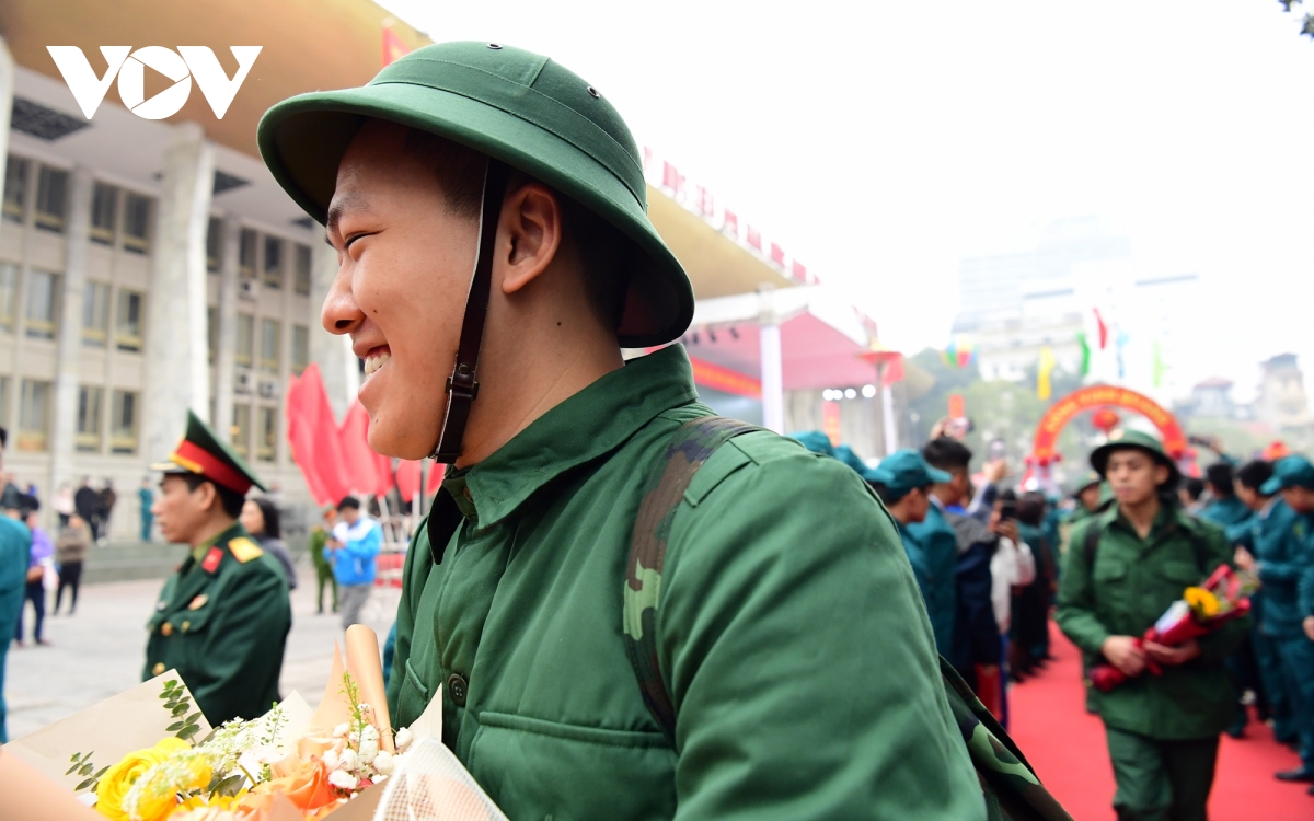 nu cuoi, nuoc mat bin rin tien thanh nien ha noi len duong nhap ngu hinh anh 4