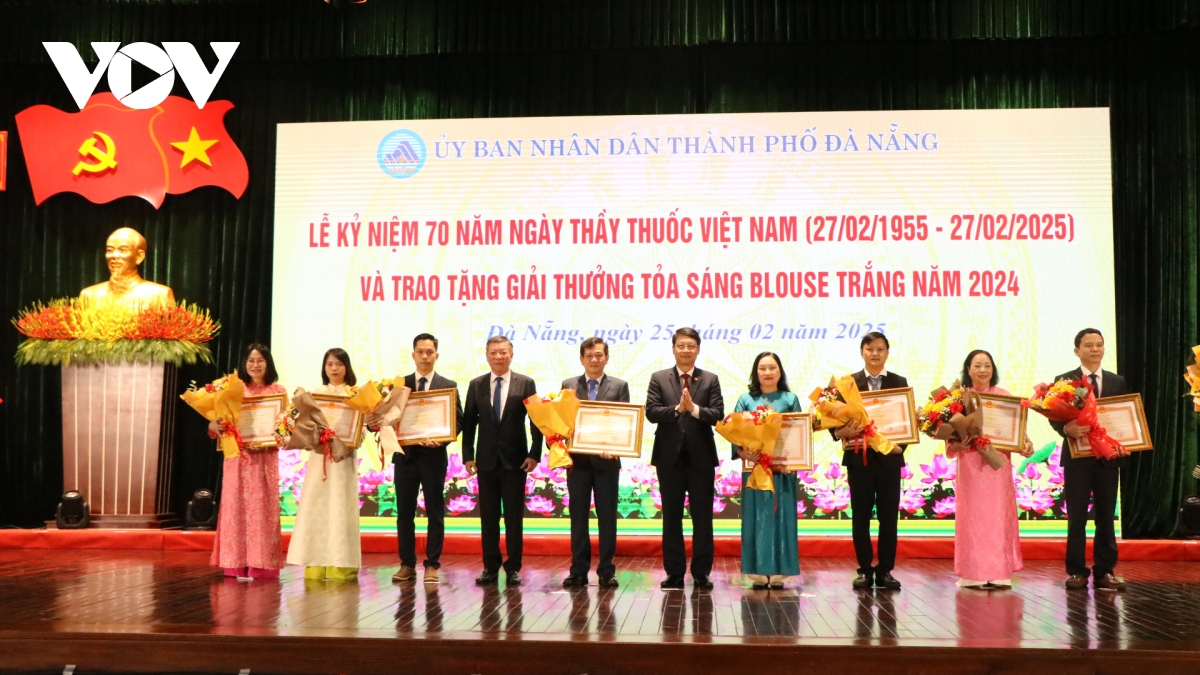 Đà nẵng vinh danh 20 tấm gương tỏa sáng blouse trắng năm 2024 hình ảnh 4 Da nang vinh danh 20 tam guong toa sang blouse trang nam 2024 hinh anh 4