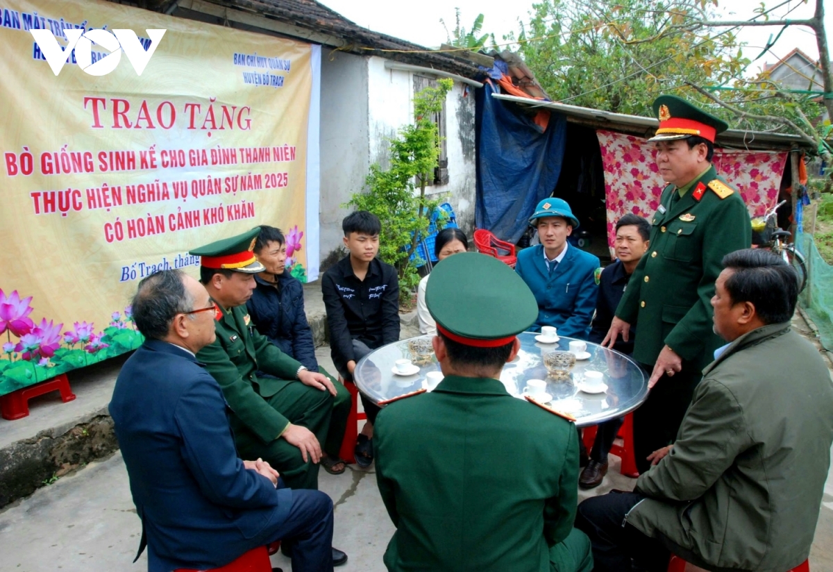 quảng bình tặng bò giúp gia đình hoàn cảnh khó khăn có thanh niên nhập ngũ hình ảnh 1 quang binh tang bo giup gia dinh hoan canh kho khan co thanh nien nhap ngu hinh anh 1