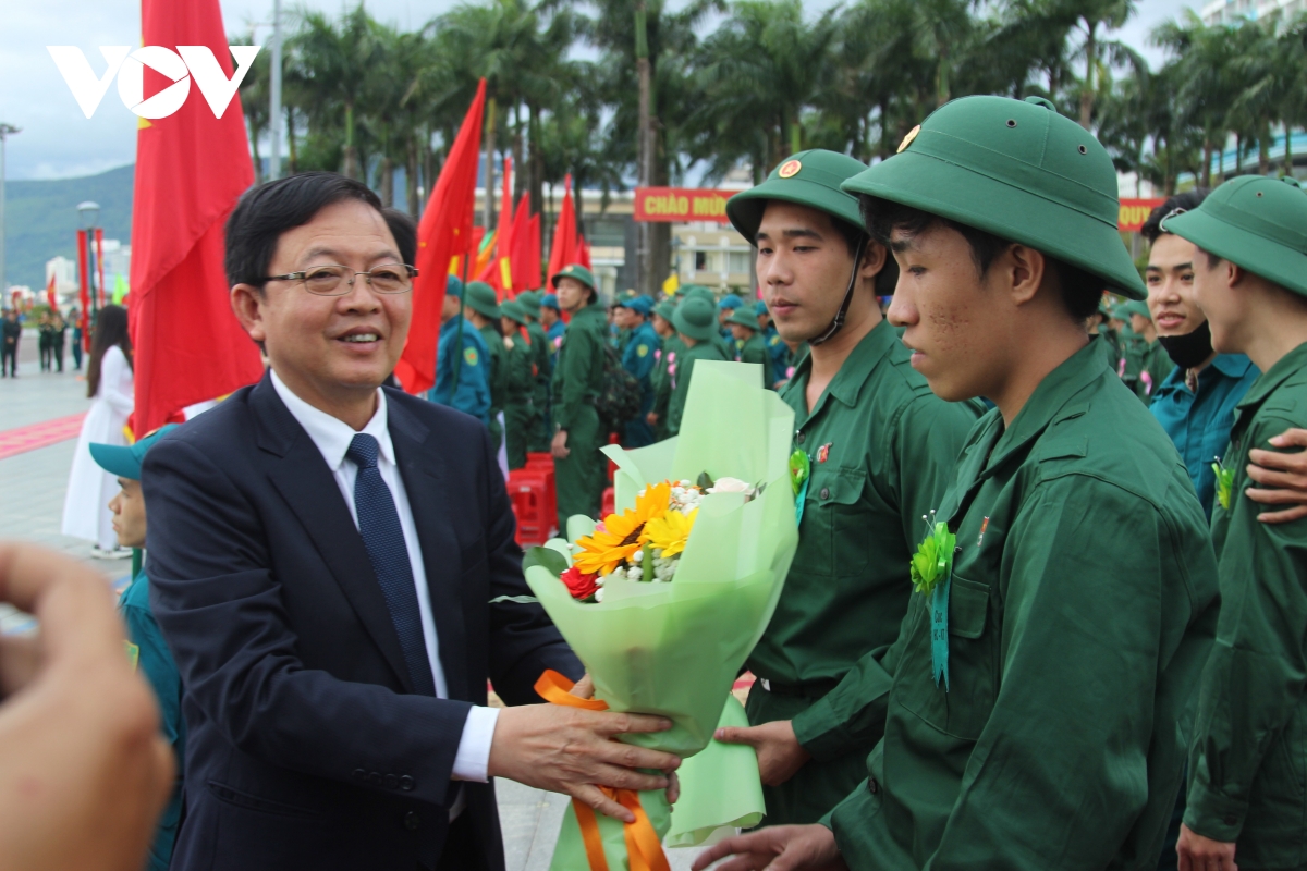 Lãnh đạo nhiều địa phương động viên tân binh lên đường nhập ngũ