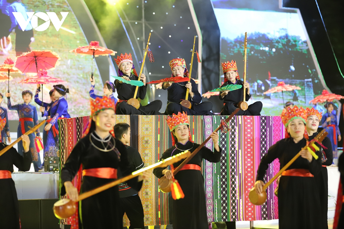 tiếng tính điệu then từ bản làng tới kinh đô ánh sáng hình ảnh 4 tieng tinh dieu then tu ban lang toi kinh do anh sang hinh anh 4