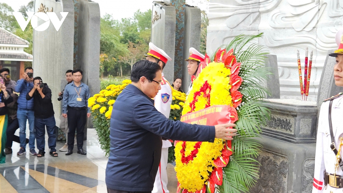 thu tuong dang hoa, dang huong tai nghia trang liet sy tinh quang nam hinh anh 2