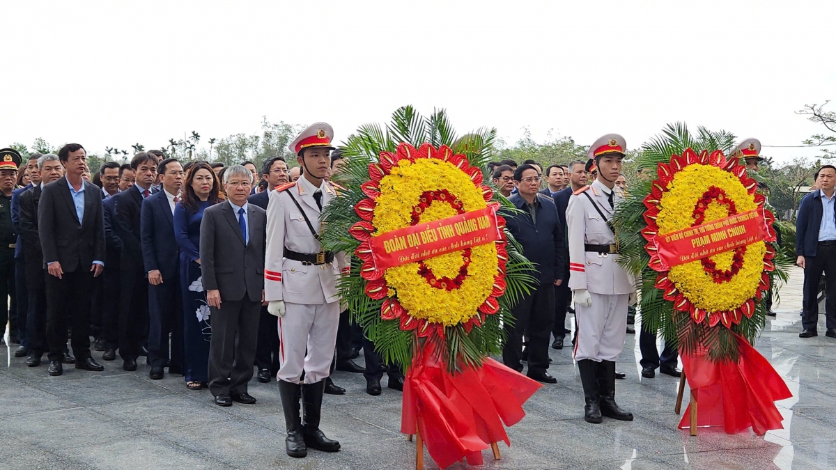 thu tuong dang hoa, dang huong tai nghia trang liet sy tinh quang nam hinh anh 4