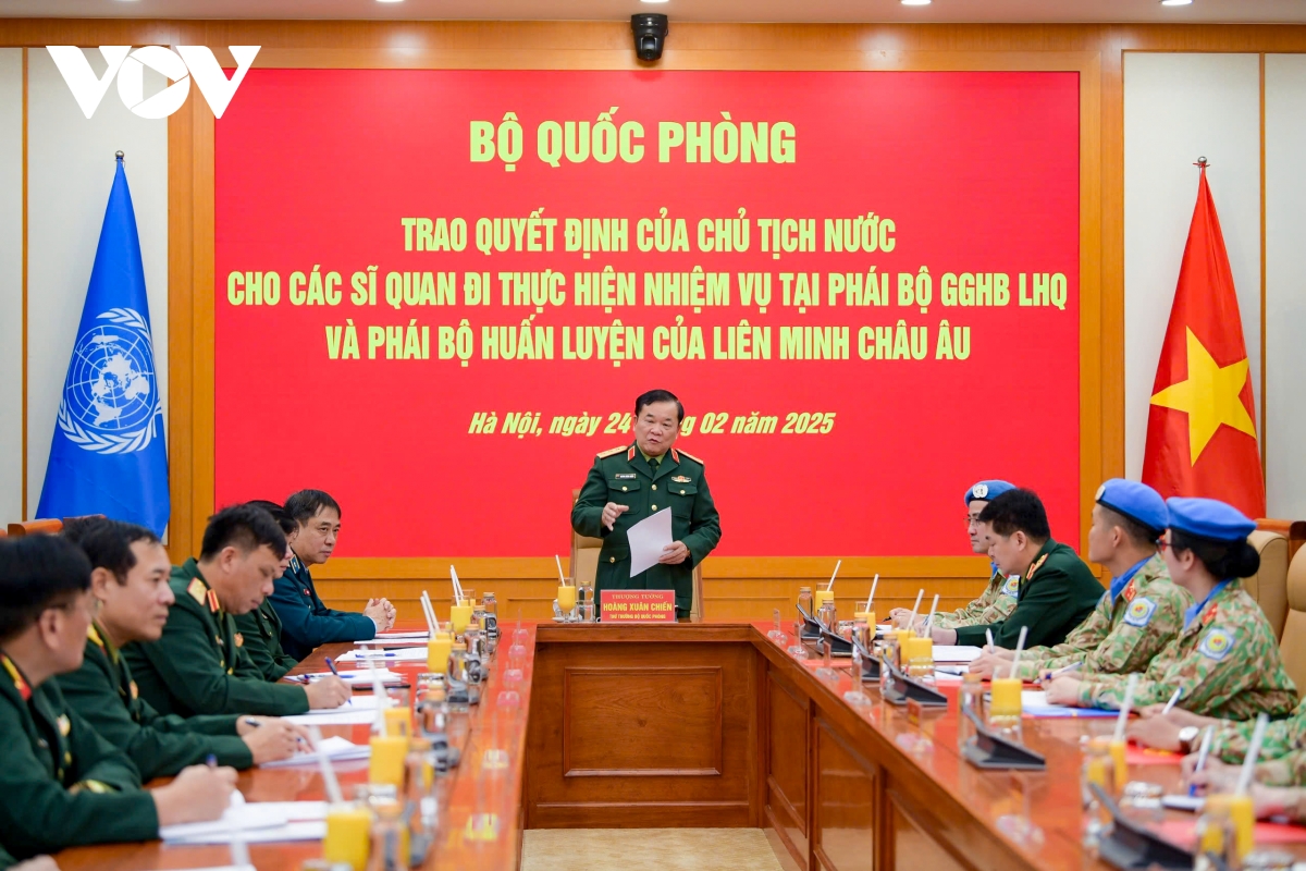 trao quyet dinh cua chu tich nuoc cho 5 si quan len duong gin giu hoa binh hinh anh 1