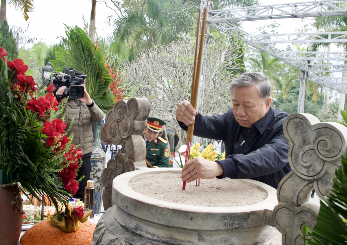 tong bi thu to lam dang huong tuong niem cac anh hung liet si tai vi xuyen hinh anh 2