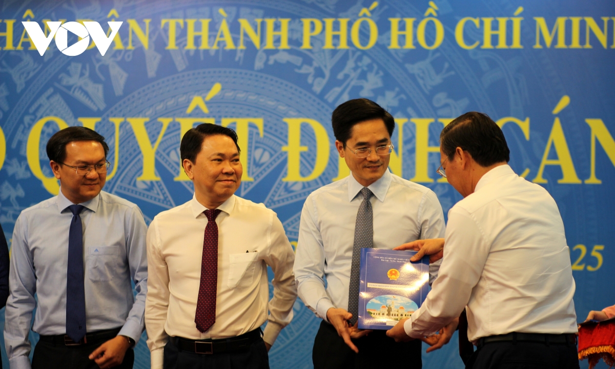 tp. hcm trao quyết định bổ nhiệm nhân sự lãnh đạo cho 7 sở mới thành lập hình ảnh 2 tp. hcm trao quyet dinh bo nhiem nhan su lanh dao cho 7 so moi thanh lap hinh anh 2