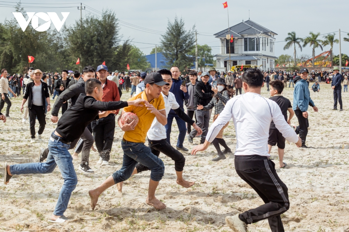 Đi cướp cù, xem vật tại lễ hội khai hạ đầu xuân ở quảng bình hình ảnh 3 Di cuop cu, xem vat tai le hoi khai ha dau xuan o quang binh hinh anh 3