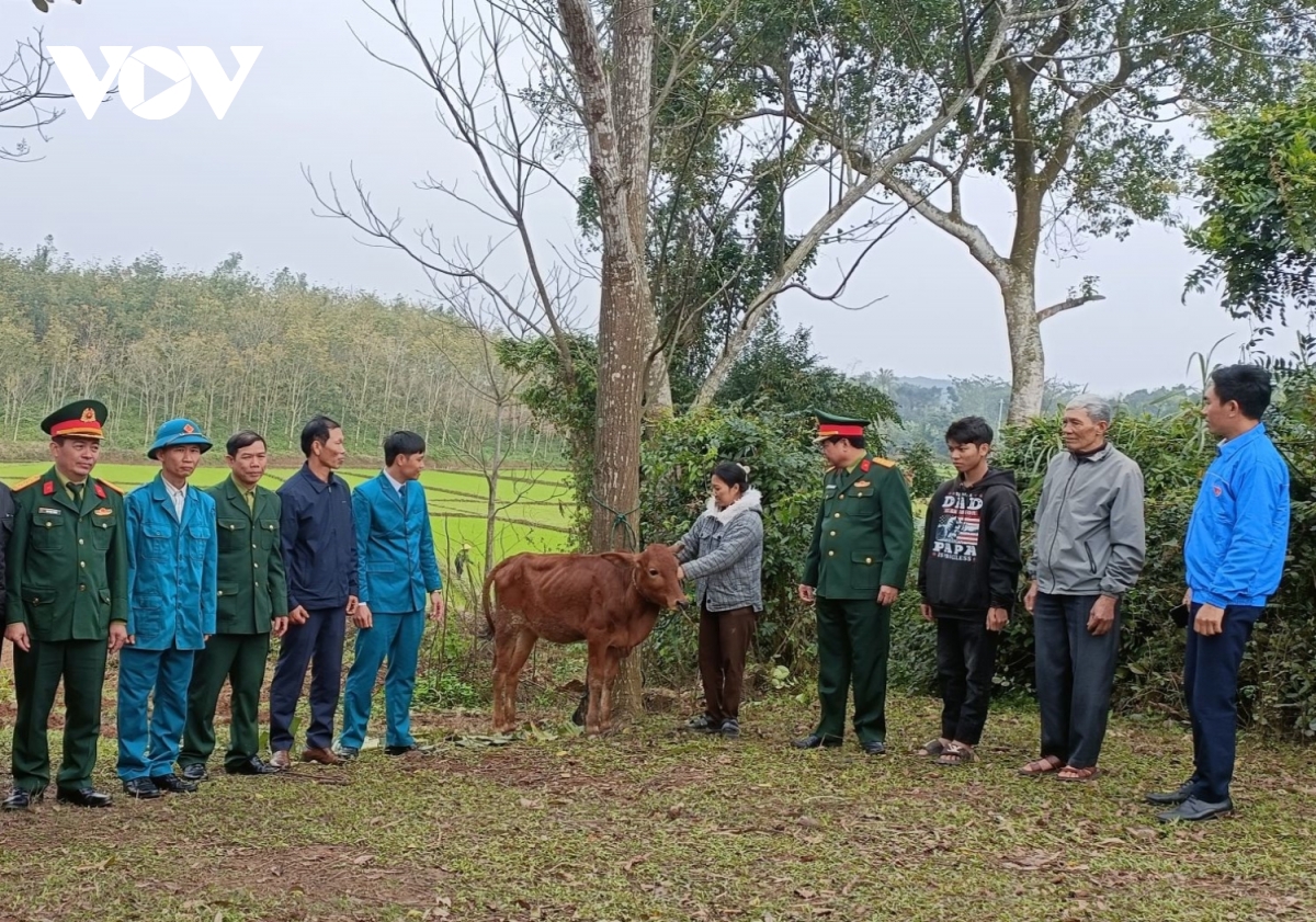 Quảng Bình: Tặng bò giúp gia đình hoàn cảnh khó khăn có thanh niên nhập ngũ