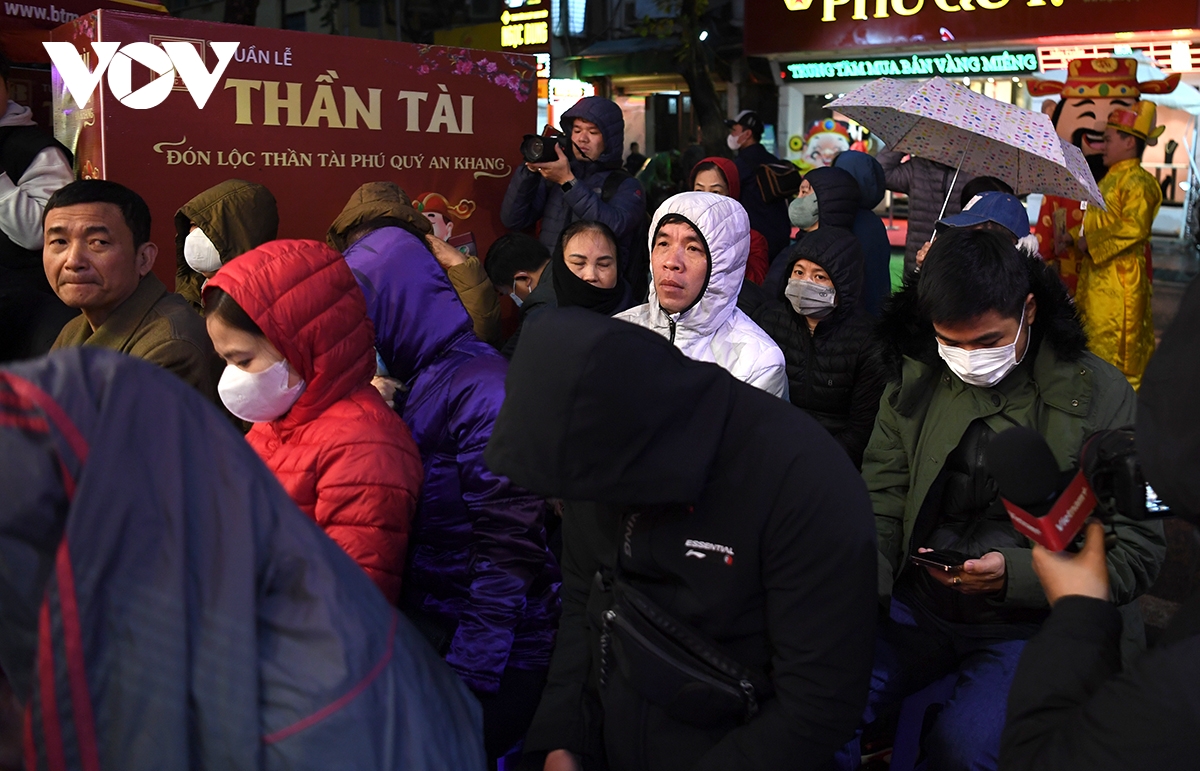 Doi mua ret, xep hang tu 3h sang de mua vang ngay via than tai hinh anh 4