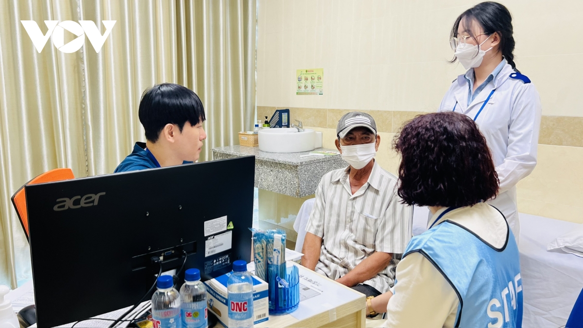 người dân vừa khám bệnh miễn phí, vừa trải nghiệm văn hóa hàn quốc hình ảnh 3 nguoi dan vua kham benh mien phi, vua trai nghiem van hoa han quoc hinh anh 3