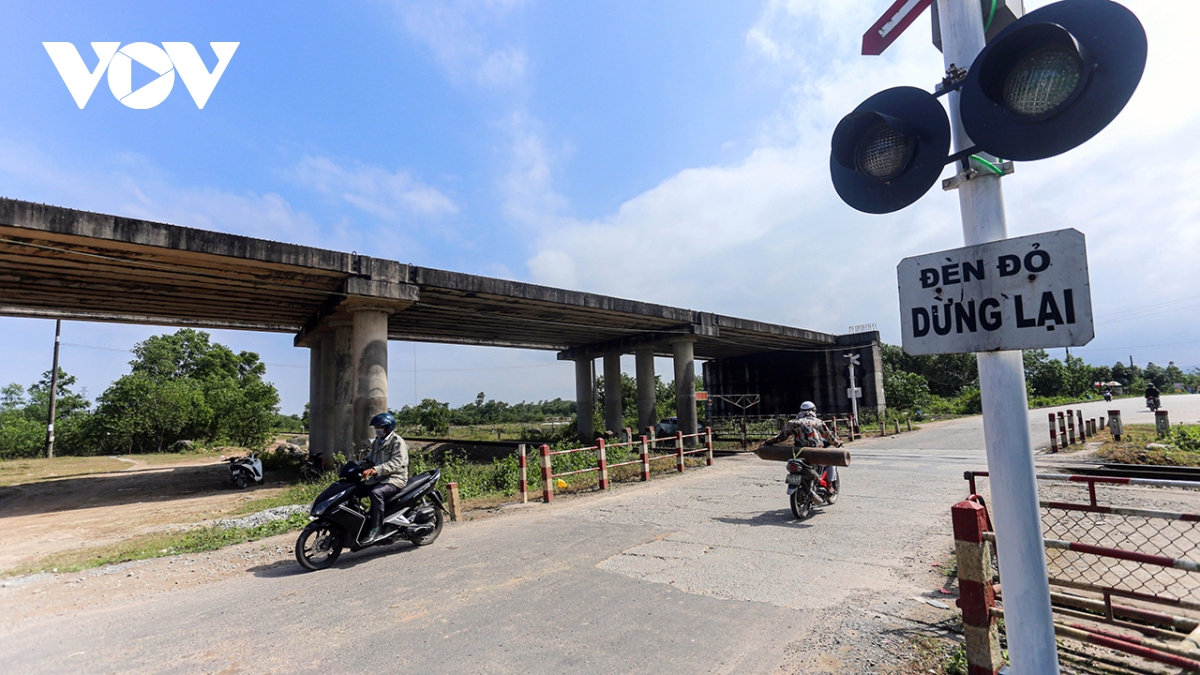 thủ tướng đôn đốc đẩy mạnh phân bổ và giải ngân vốn đầu tư công năm 2025 hình ảnh 2 thu tuong don doc day manh phan bo va giai ngan von dau tu cong nam 2025 hinh anh 2