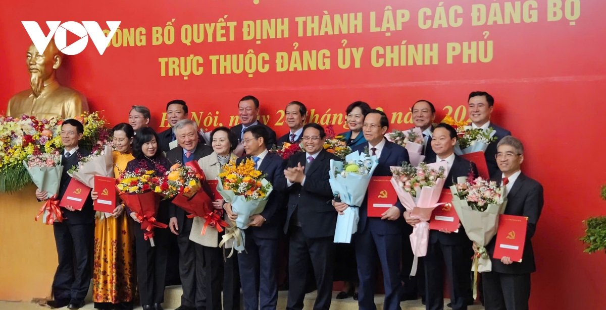 thu tuong trao quyet dinh thanh lap cho 15 Dang bo truc thuoc Dang uy chinh phu hinh anh 1