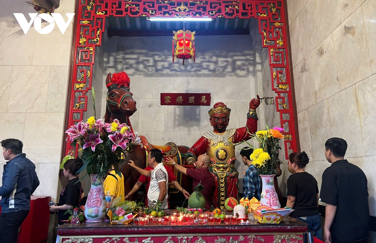 hàng ngàn người dân tp.hcm đi chùa xin lộc dịp tết nguyên tiêu hình ảnh 2 hang ngan nguoi dan tp.hcm di chua xin loc dip tet nguyen tieu hinh anh 2