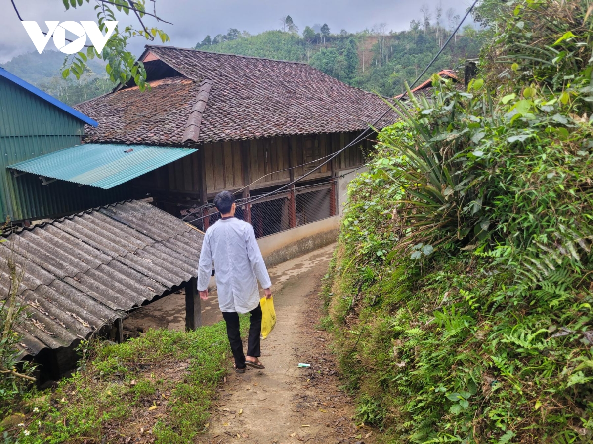 bi thu chi bo tre la nhan vien y te vung cao hinh anh 2