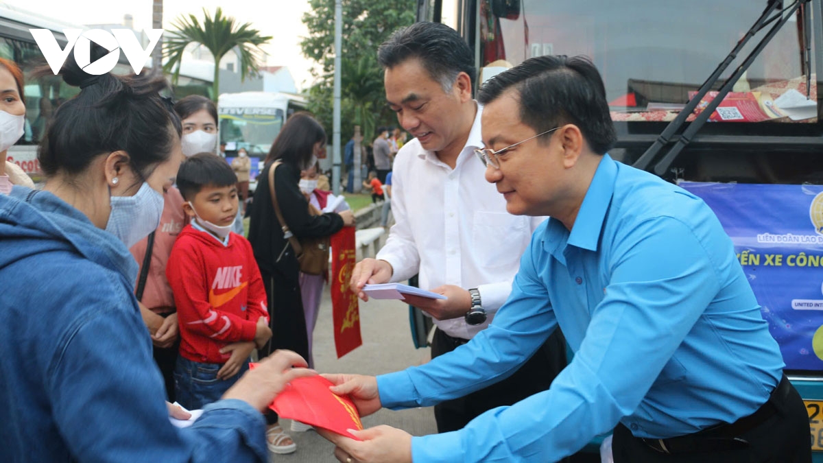 ngay dau nam, binh duong noi chuyen giu chan nguoi lao dong hinh anh 4