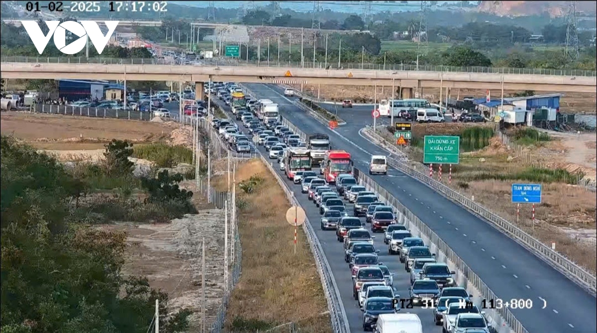 Xe ùn ứ trên cao tốc Cam Lâm – Vĩnh Hảo đoạn qua hầm Núi Vung