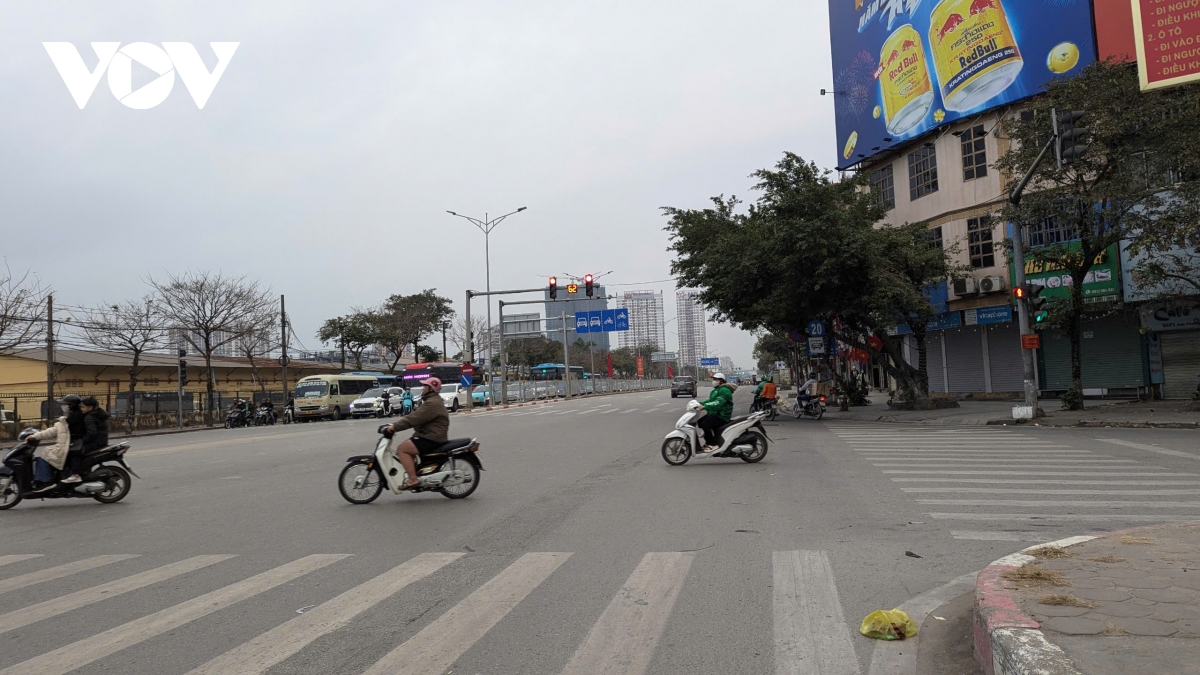 Duong giai phong un nhe, ben xe giap bat vang ve trong chieu mung 5 tet hinh anh 13