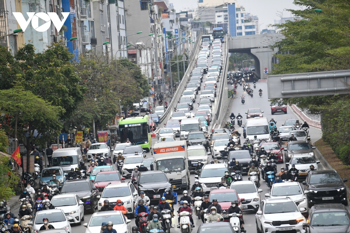 cua ngo ha noi thong thoang, giao thong noi thanh un tac nhe ngay dau di lam sau nghi tet hinh anh 14