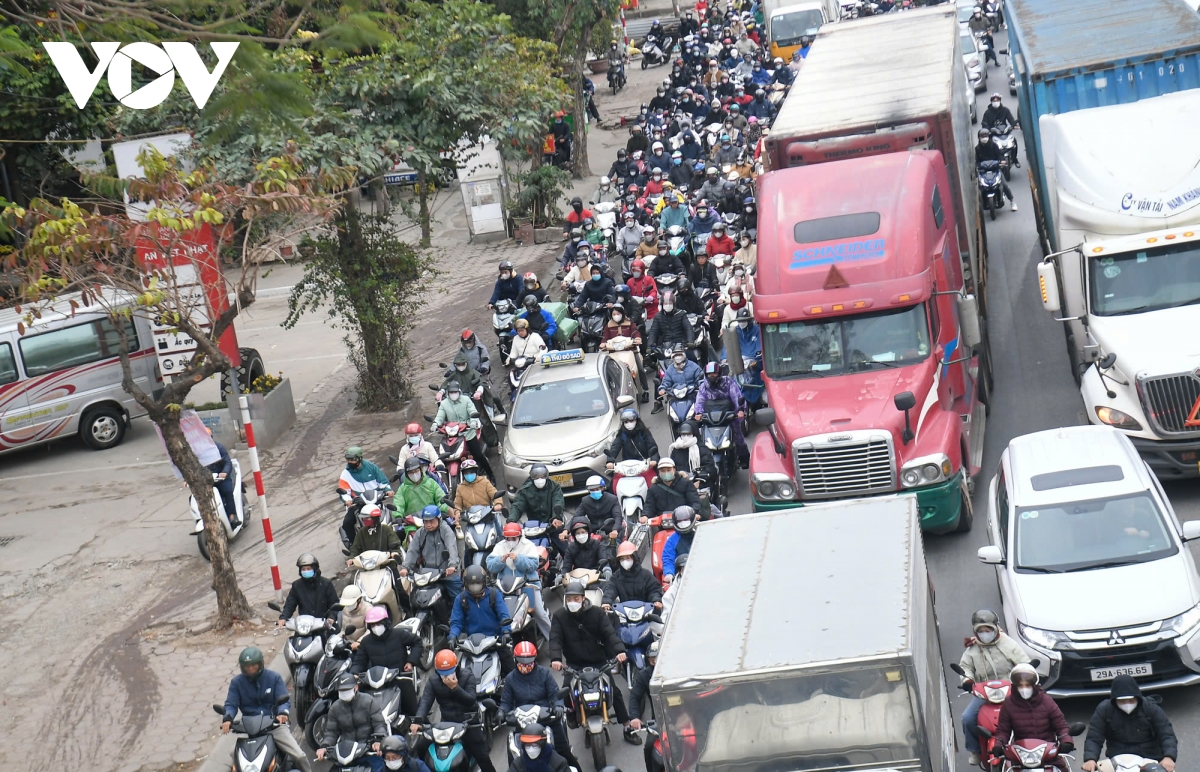 cua ngo ha noi thong thoang, giao thong noi thanh un tac nhe ngay dau di lam sau nghi tet hinh anh 5