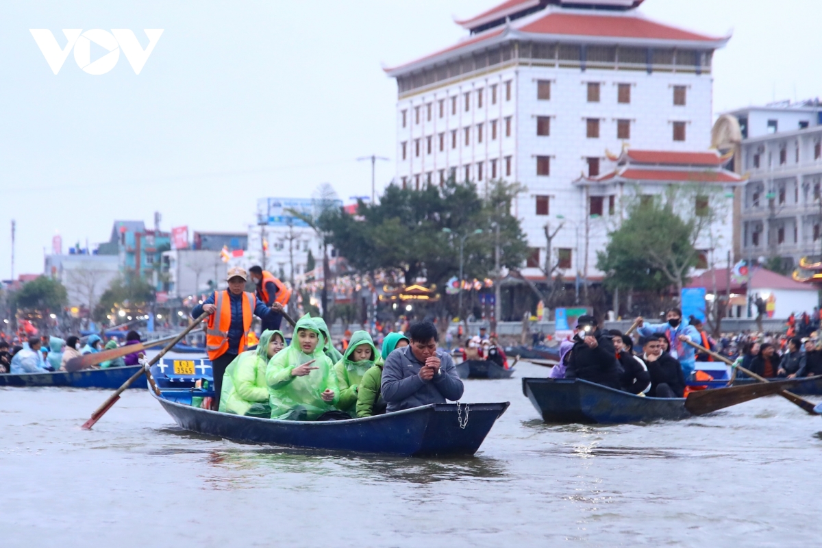 suoi yen tap nap, nguoi dan doi mua di khai hoi chua huong hinh anh 4