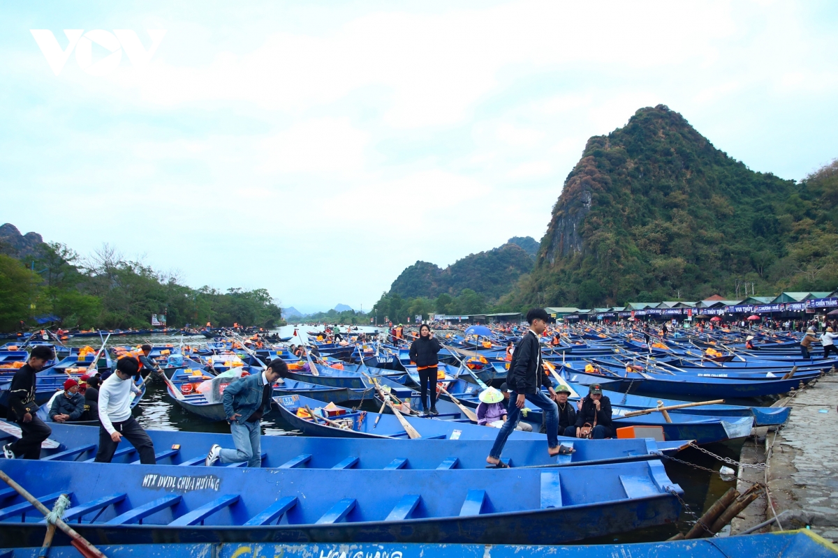 suoi yen tap nap, nguoi dan doi mua di khai hoi chua huong hinh anh 2