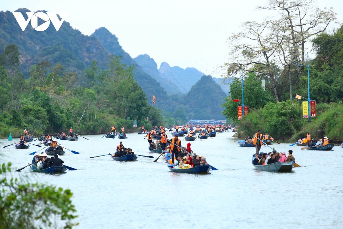 suoi yen tap nap, nguoi dan doi mua di khai hoi chua huong hinh anh 7