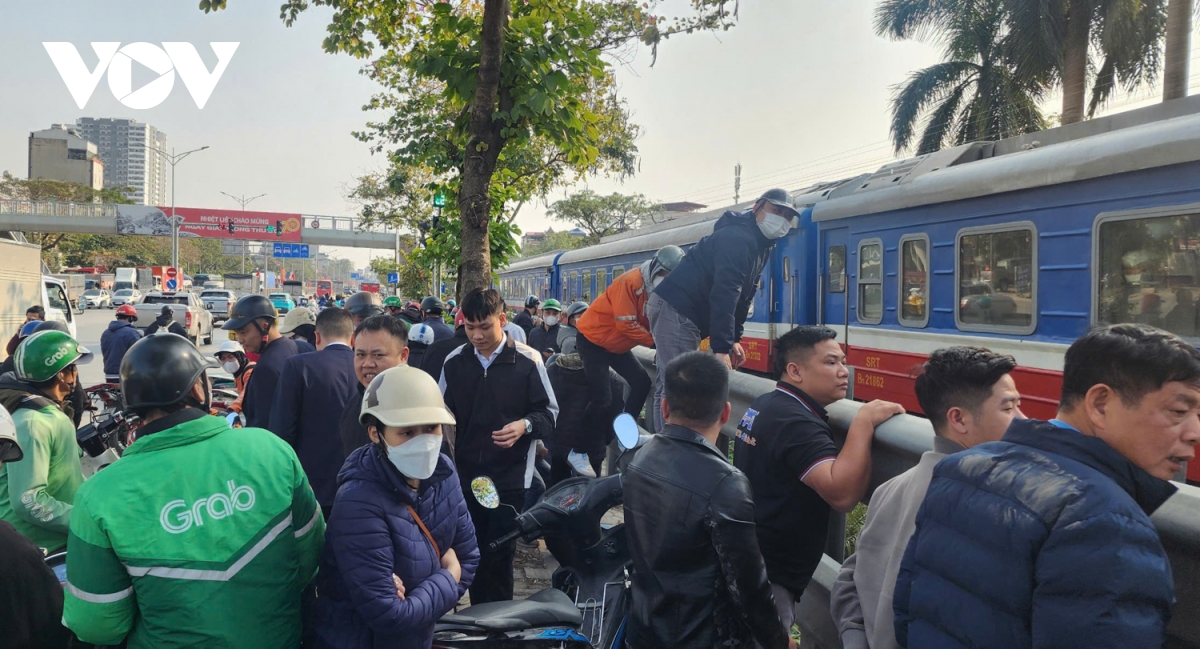 ha noi va cham voi tau hoa, nam tai xe giao hang tu vong hinh anh 5