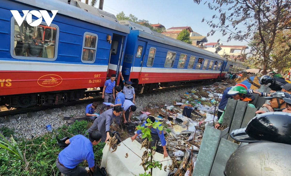 ha noi va cham voi tau hoa, nam tai xe giao hang tu vong hinh anh 2