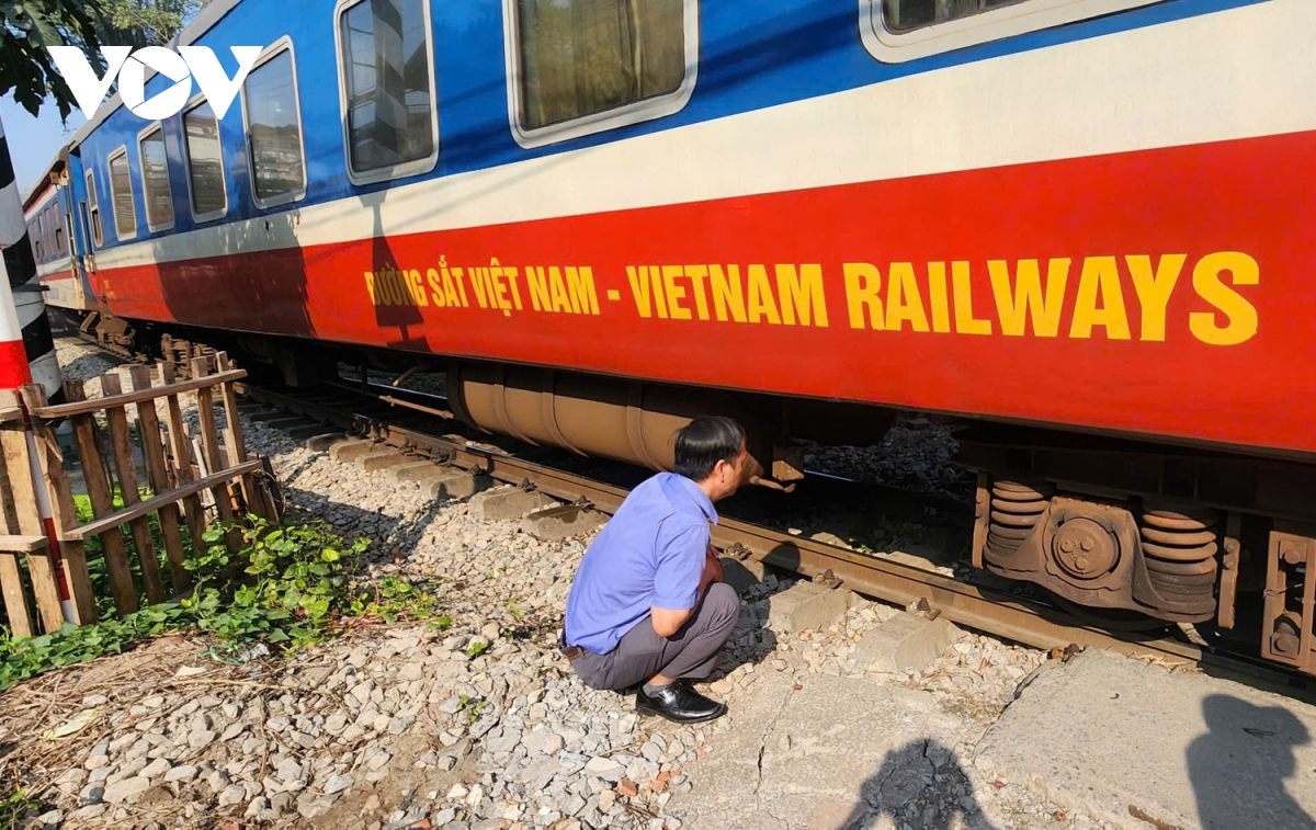 ha noi va cham voi tau hoa, nam tai xe giao hang tu vong hinh anh 7