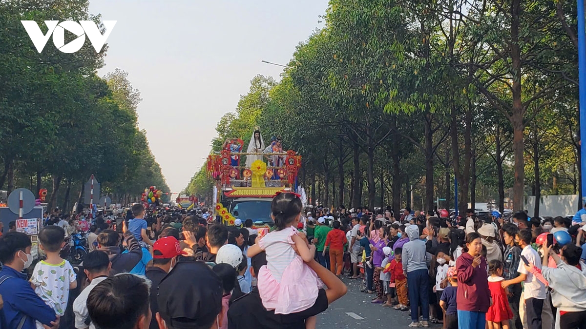 hang ngan nguoi den binh duong xem ruoc kieu ba hinh anh 7